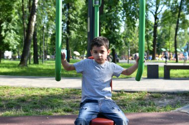 Oğlan antrenman sahasında spor yapıyor.