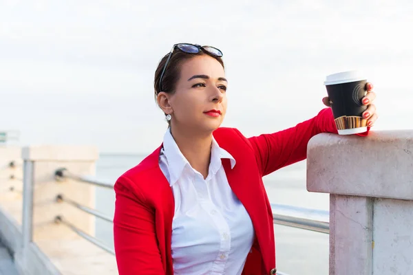 Donna Giacca Rossa Piedi Sul Terrapieno Con Una Tazza Caffè — Foto Stock