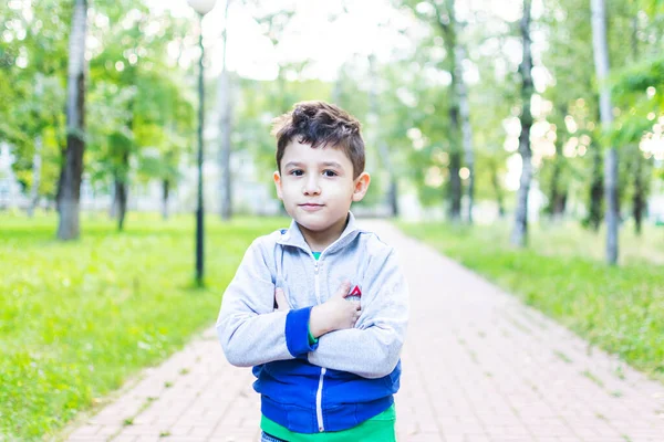 Malý Chlapec Teplákové Soupravě Pózuje Parku — Stock fotografie