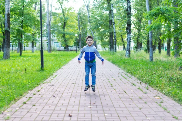 Ein Kleiner Junge Trainingsanzug Springt Park Auf — Stockfoto