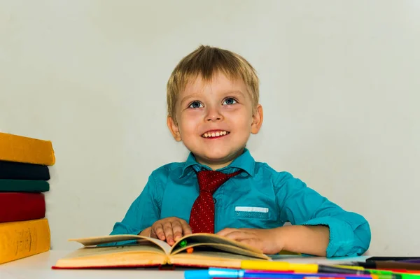 Усміхнений Дошкільний Хлопчик Столом Читає Книгу Стокове Зображення