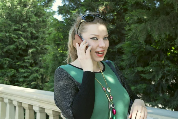 Femme avec le téléphone — Photo