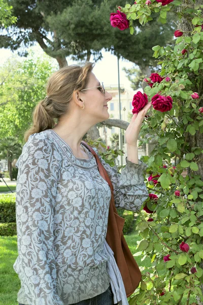 Kobieta i róża — Zdjęcie stockowe