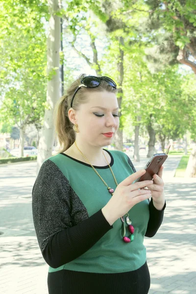 Mujer con el teléfono — Foto de Stock