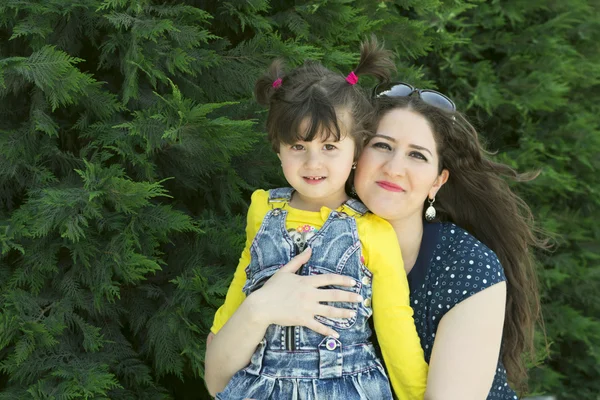 Mamá y su hija — Foto de Stock