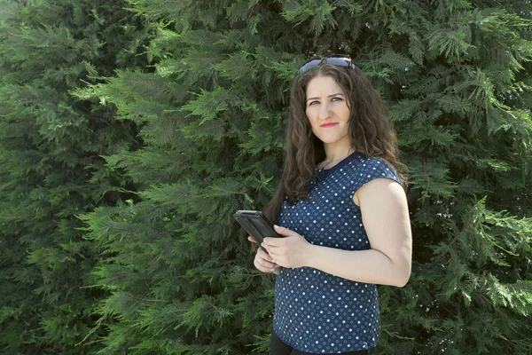 Ragazza con il telefono — Foto Stock