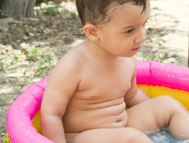  çocuk küçük küvet içinde