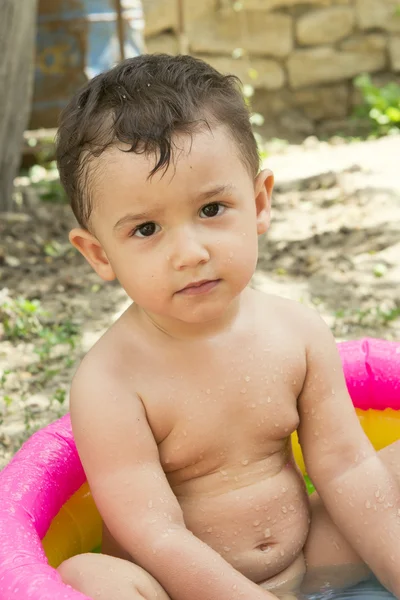 Menino na banheira pequena — Fotografia de Stock