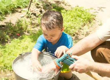 bir çocuk su ile oynar
