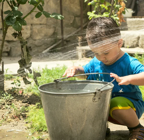 Chlapec hraje s vodou — Stock fotografie