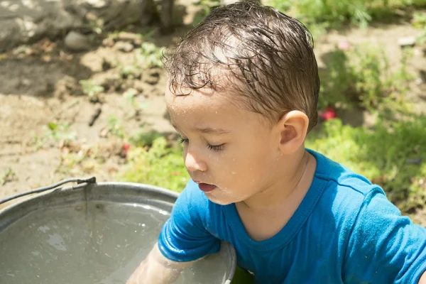 Un niño juega con el agua —  Fotos de Stock