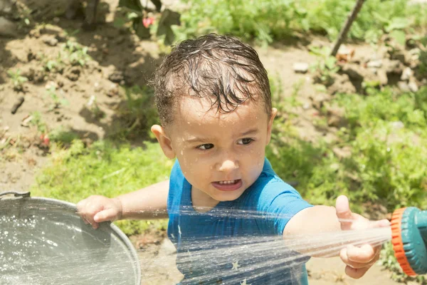 Chlapec hraje s vodou — Stock fotografie