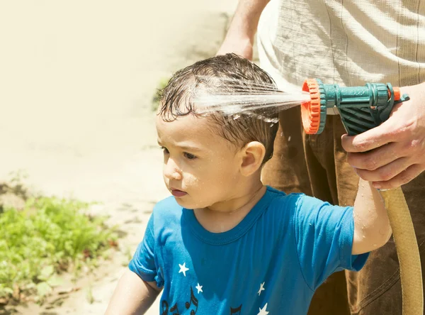 A boy plays with water — Stock Photo, Image
