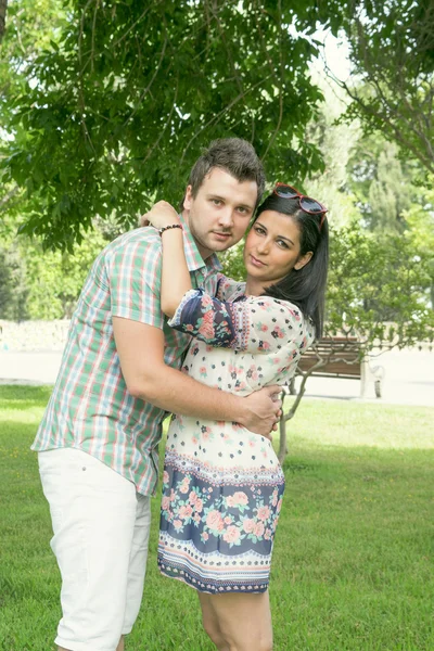 Jeune couple dans le parc — Photo