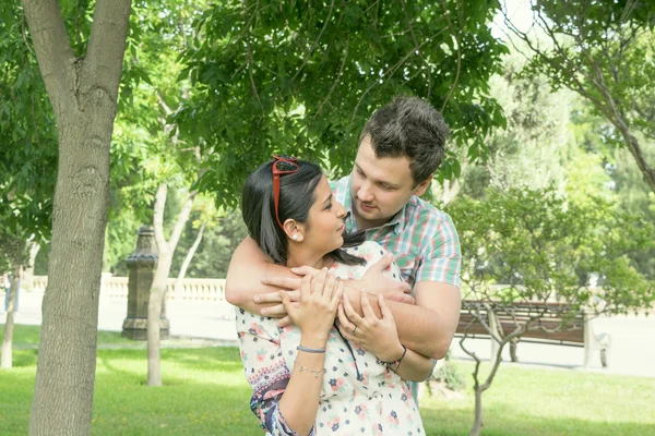 Jeune couple dans le parc — Photo