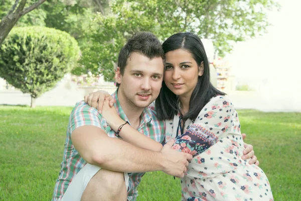 Pareja joven en el parque — Foto de Stock