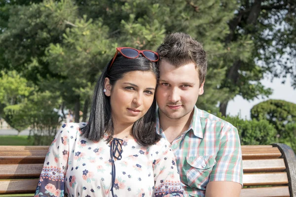 Jeune couple dans le parc — Photo