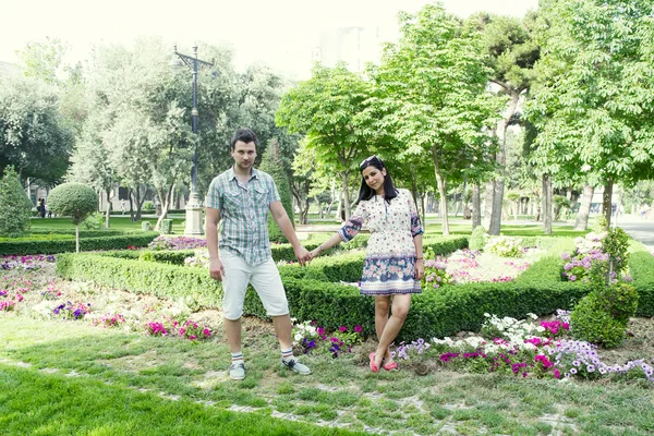 Jeune couple dans le parc — Photo