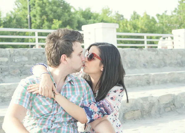Una joven pareja casada besándose — Foto de Stock