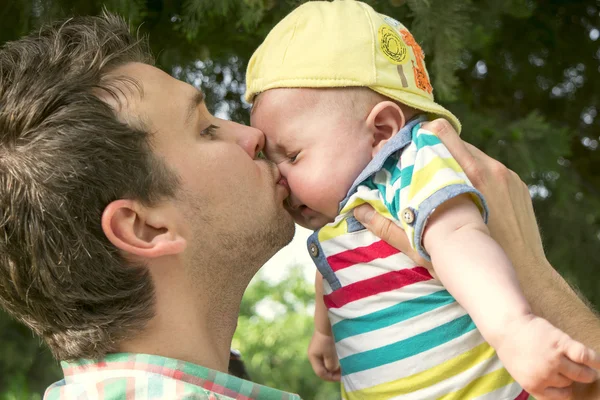 Papá y bebé hijo al aire libre — Foto de Stock