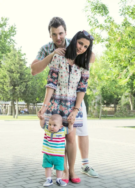 Familia joven de vacaciones — Foto de Stock