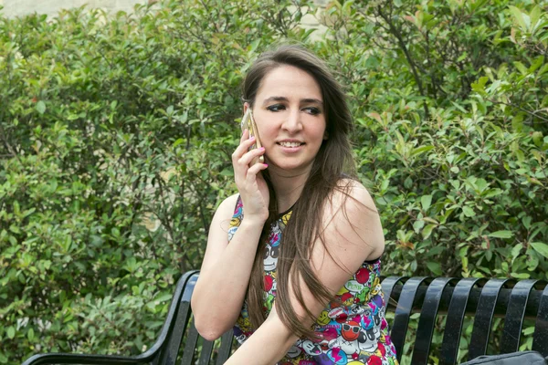 Menina com o telefone — Fotografia de Stock