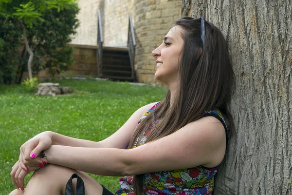 La chica en el parque — Foto de Stock