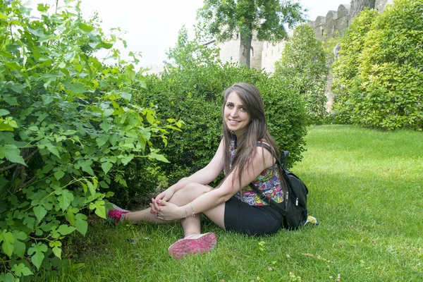 Fille assise sur l'herbe — Photo