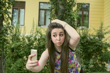 bir kadın selfie yapma