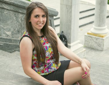 merdivenlerde oturan kız