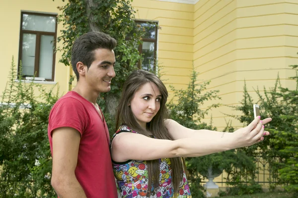 Unga älskande par gör selfie — Stockfoto