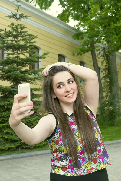 Een vrouw maken selfie — Stockfoto
