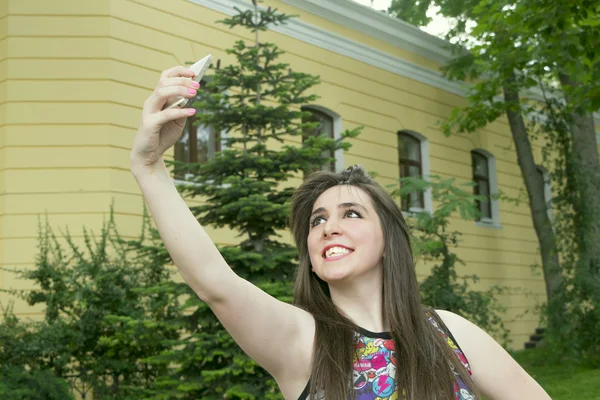 Jedna žena dělat selfie — Stock fotografie