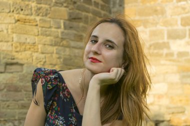 bir genç kız açık havada