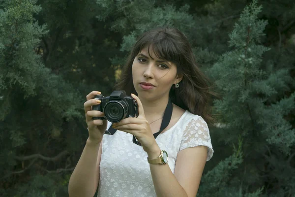 Junge brünette Mädchen fotografiert — Stockfoto