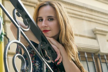 merdivenlerde genç kız