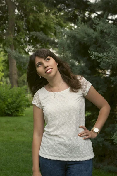 A young girl outdoors — Stock Photo, Image