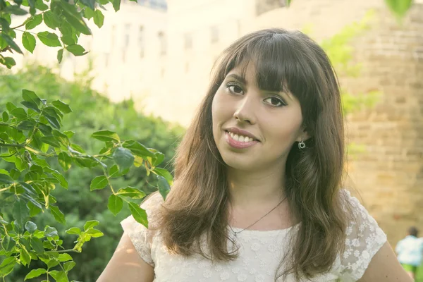 Une jeune fille en plein air — Photo