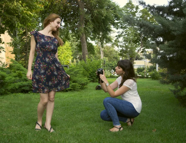 Ung brunett flicka fotografier — Stockfoto