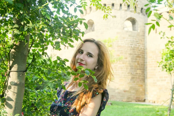 Una joven al aire libre — Foto de Stock