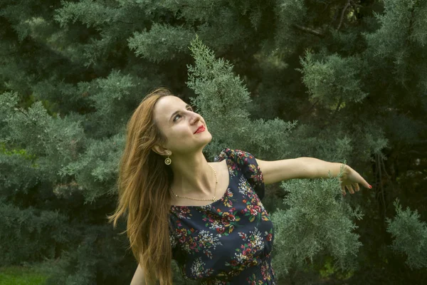 Una joven al aire libre — Foto de Stock