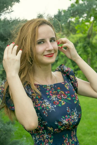 Une jeune fille en plein air — Photo