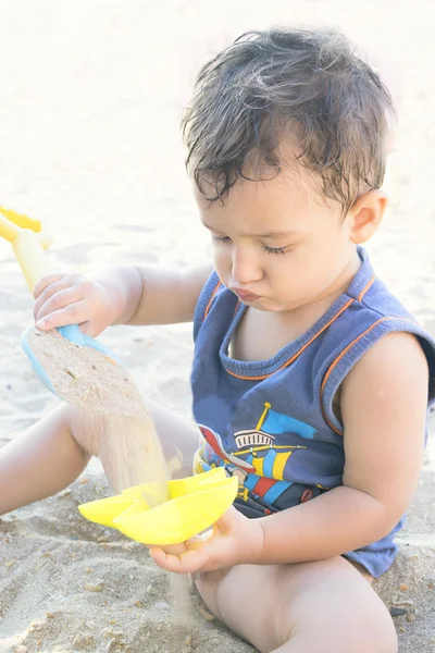 Niño en la playa — Foto de Stock