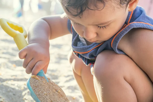 Niño en la playa — Foto de Stock