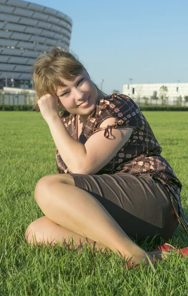 Mujer gorda sentada en la hierba verde — Foto de Stock