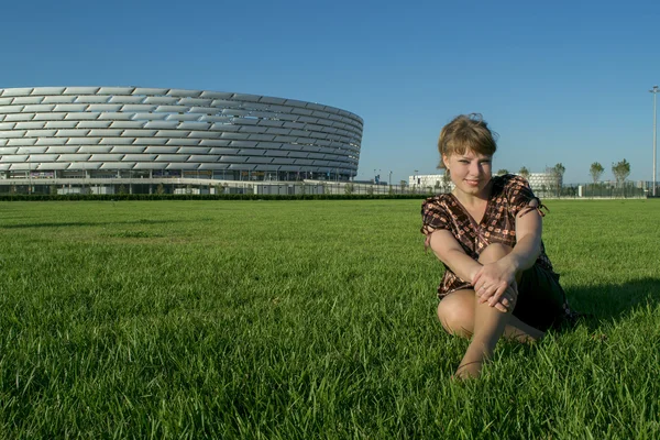 Tlustá žena sedící na zelené trávě — Stock fotografie