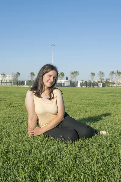 Junge Brünette Mädchen im Park — Stockfoto