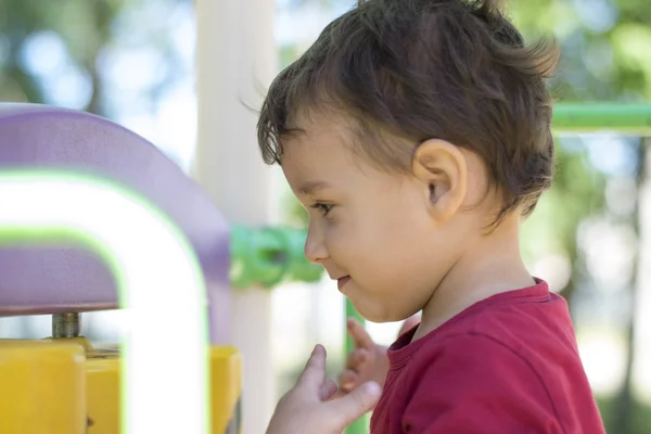 Pojke 2 år spelar i lekparken — Stockfoto
