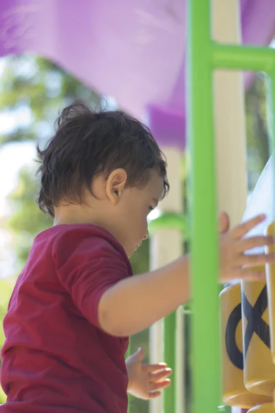 Pojke 2 år spelar i lekparken — Stockfoto