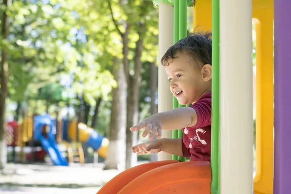 Pojke 2 år spelar i lekparken — Stockfoto